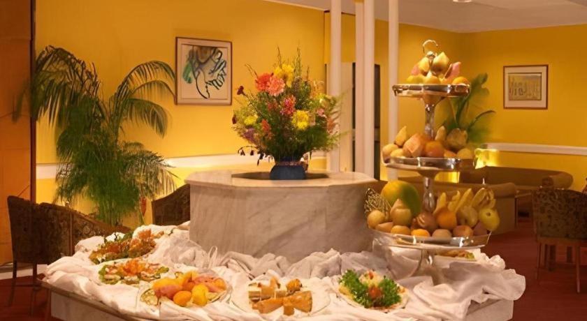 Hotel Ruposhi Bangla ธากา ภายนอก รูปภาพ